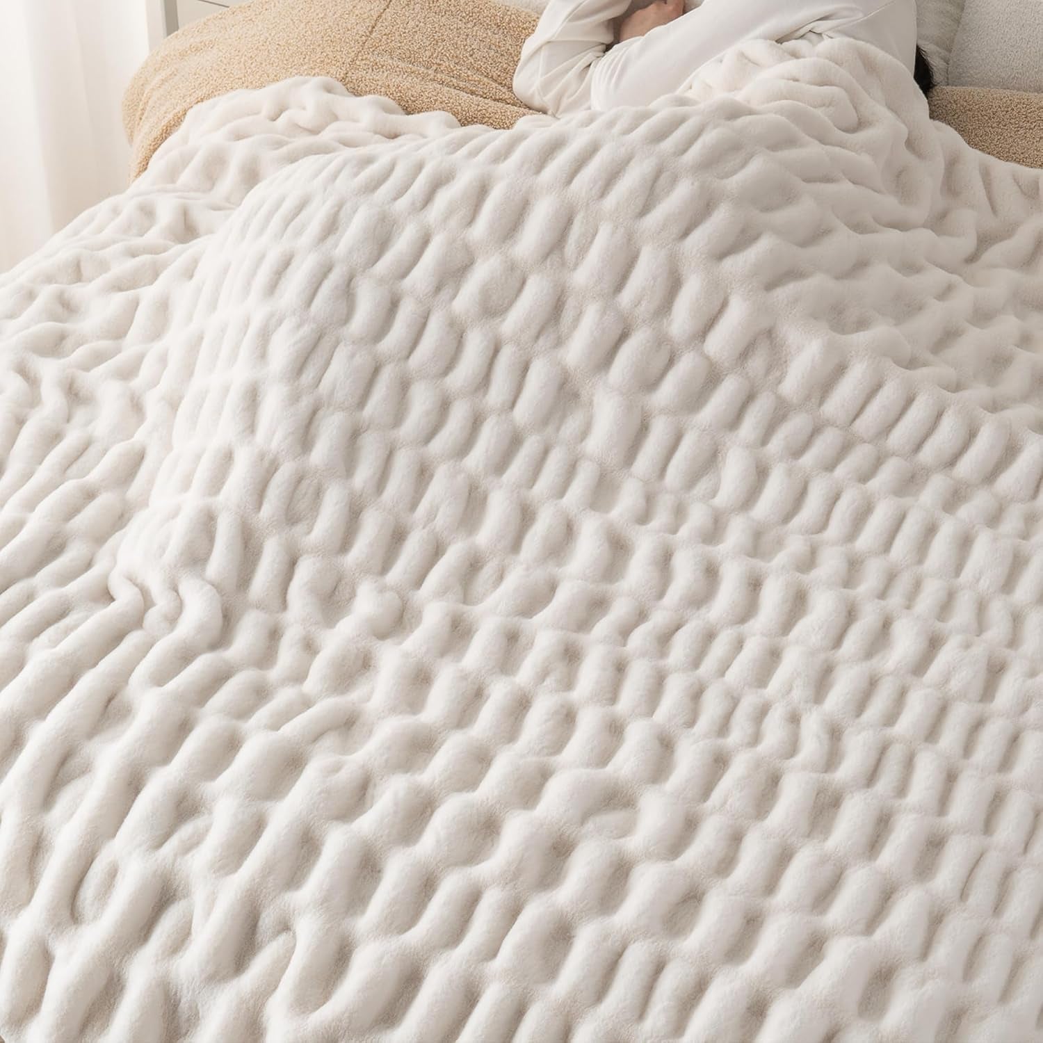 Battilo White Faux Rabbit Fur Throw Blanket, Luxury Plush Ruched Cream Fur Blanket for Sofa Couch, Thick Warm Fluffy Mink Blanket for Bed Chair Sofa 50"X60"(Cream)