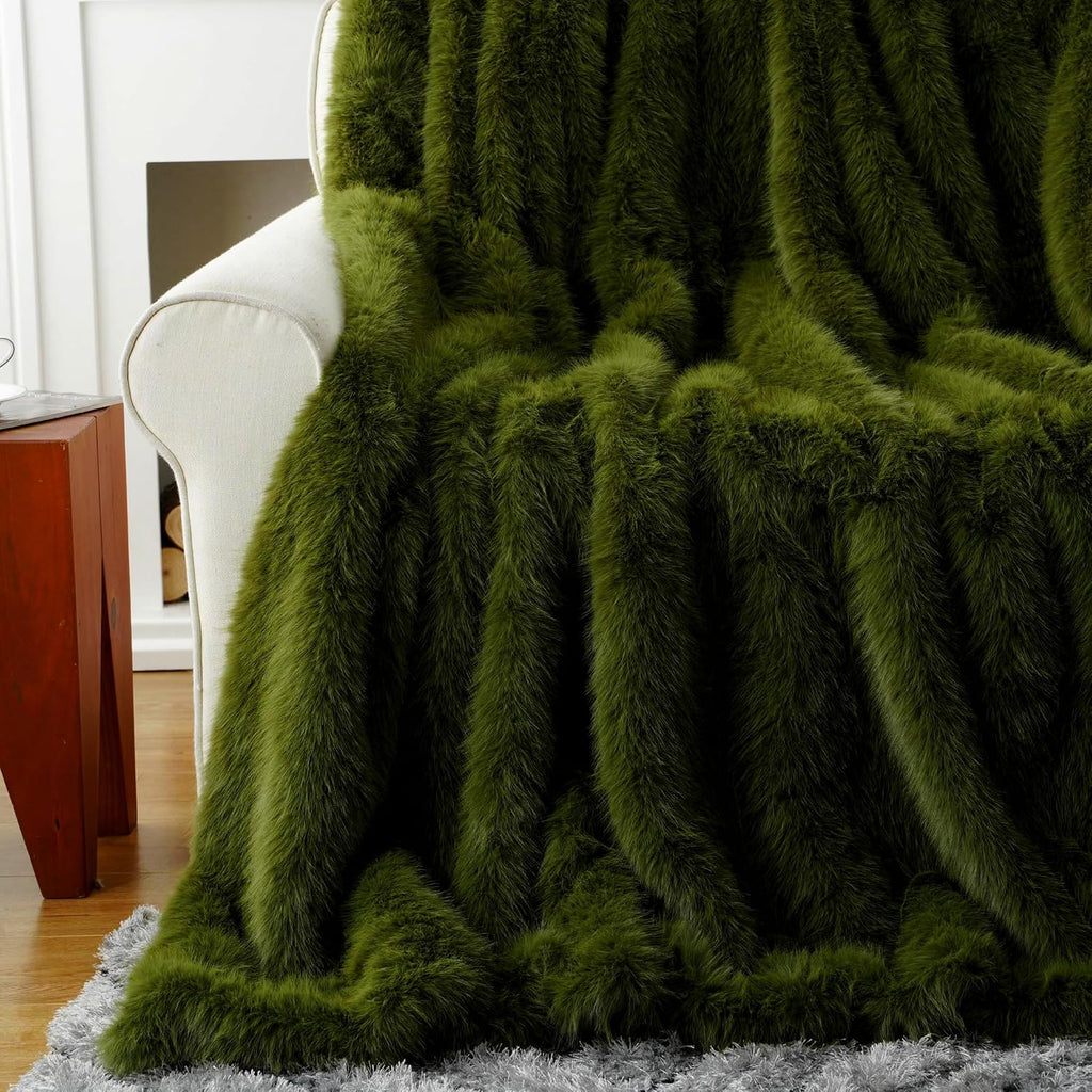 Luxury Fluffy Green Faux Fur Throw Blanket, Cozy Warm Fur Blanket for Couch, Sofa, Chair, Bed, Plush Fuzzy Fur Throws with Long Pile, 50"X60"