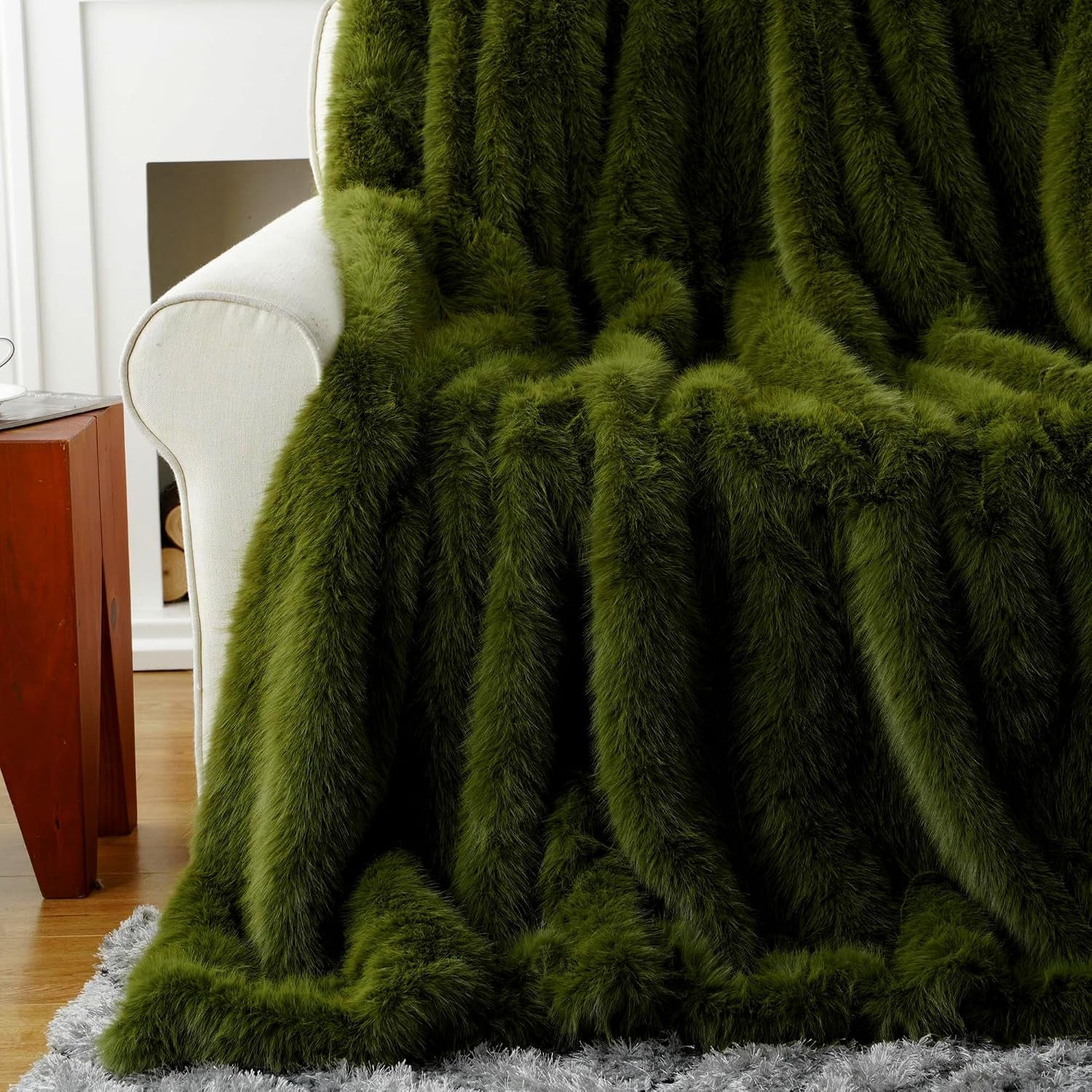 Luxury Fluffy Green Faux Fur Throw Blanket, Cozy Warm Fur Blanket for Couch, Sofa, Chair, Bed, Plush Fuzzy Fur Throws with Long Pile, 50"X60"