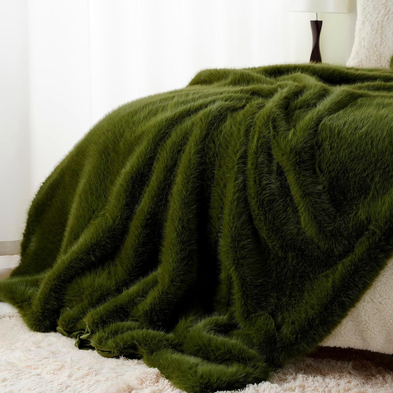 Luxury Fluffy Green Faux Fur Throw Blanket, Cozy Warm Fur Blanket for Couch, Sofa, Chair, Bed, Plush Fuzzy Fur Throws with Long Pile, 50"X60"