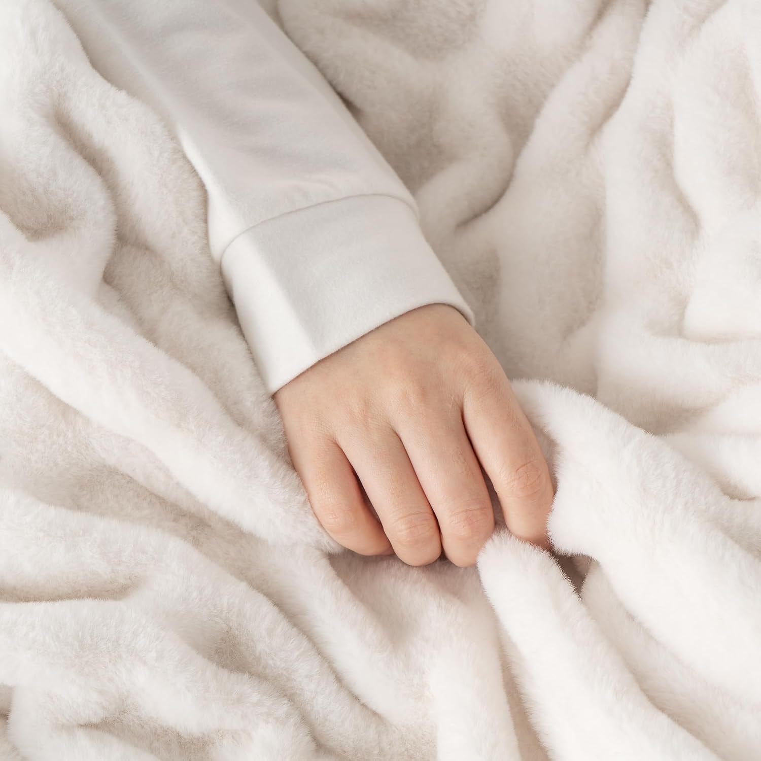 Battilo White Faux Rabbit Fur Throw Blanket, Luxury Plush Ruched Cream Fur Blanket for Sofa Couch, Thick Warm Fluffy Mink Blanket for Bed Chair Sofa 50"X60"(Cream)