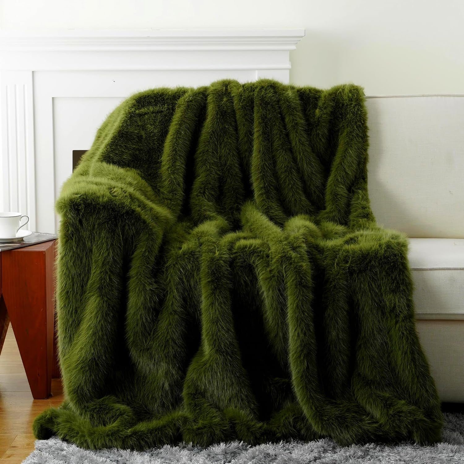 Luxury Fluffy Green Faux Fur Throw Blanket, Cozy Warm Fur Blanket for Couch, Sofa, Chair, Bed, Plush Fuzzy Fur Throws with Long Pile, 50"X60"
